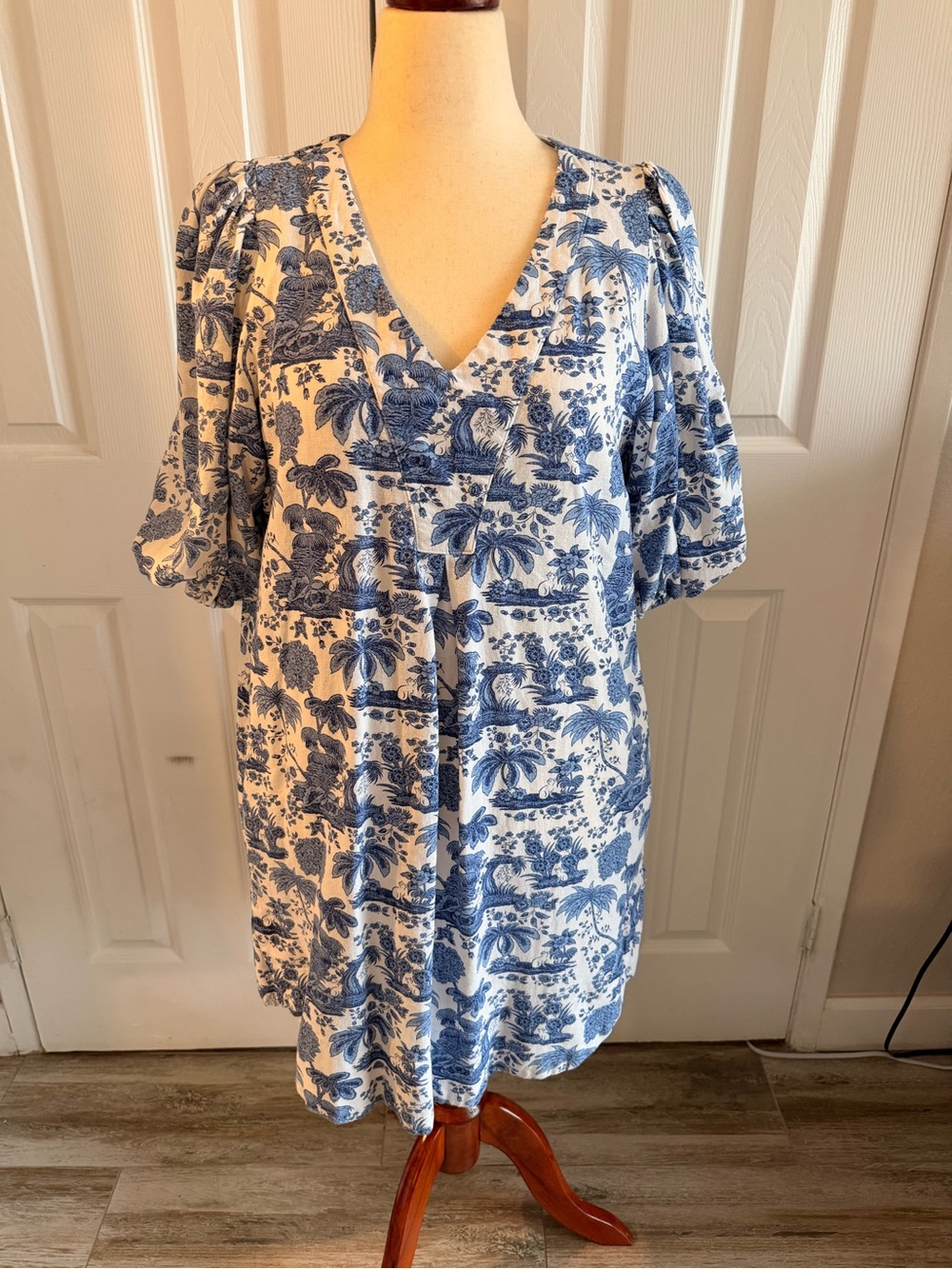 Cynthia Rowley Blue and White V-Neck Floral Shift Dress